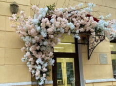 Искусственные цветы в оформлении входной группы: практические решения