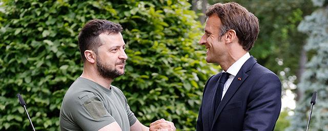 Читателей Le Figaro возмутило требование Зеленского к Макрону усилить антироссийские санкции
