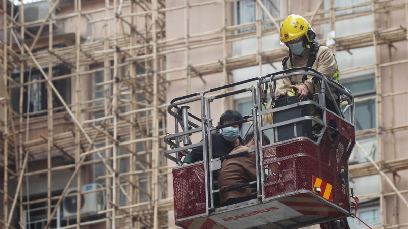 Из горящего торгового центра в Гонконге эвакуировали более 1200 человек