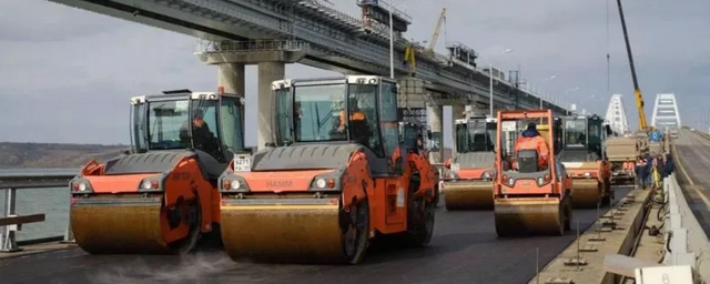 На новых пролетах Крымского моста уложили первый слой асфальта