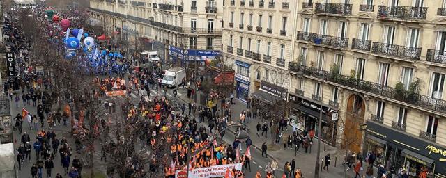 Около 963 тысяч французов вышли на митинг против пенсионной реформы