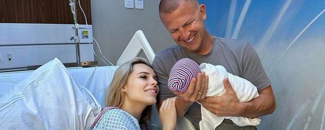 Певицу Ханну с новорожденным выписали из роддома Дубая
