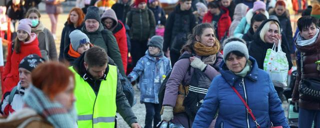 Польша требуют от украинских беженцев вернуть выплаченные соцпособия