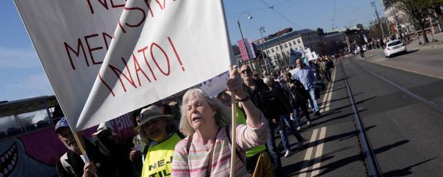 Тысячи жителей Гетеборга устроили акцию протеста против членства Швеции в НАТО