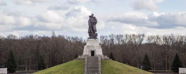 В берлинском Трептов-парке неизвестные осквернили памятник советскому Воину-освободителю