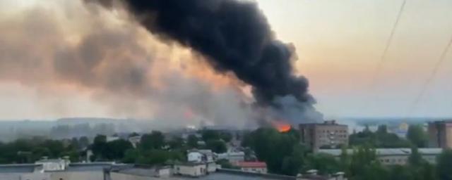 В Донецке после обстрела ВСУ железнодорожного вокзала возник пожар на рынке