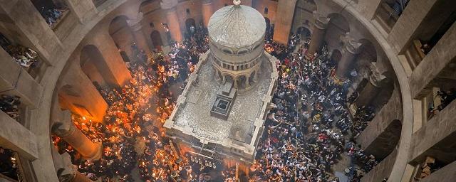 В Иерусалиме с Гроба Господня сошел Благодатный огонь в преддверии Пасхи