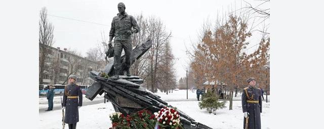 В Москве Шойгу открыл памятник экс-главе МЧС Зинчеву