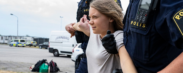 В Швеции задержали Грету Тунберг после того, как она вместе с другими активистами перекрыла трассу